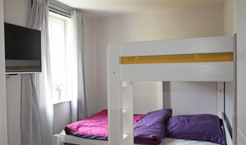 Kinderzimmer mit Fernseher