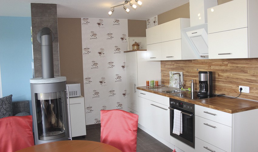 moderne, voll ausgestattete Küchenzeile