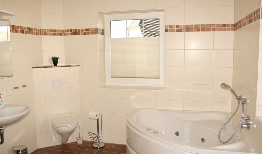 Bad mit Dusche und Wanne