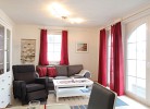 helles Wohnzimmer mit Balkon