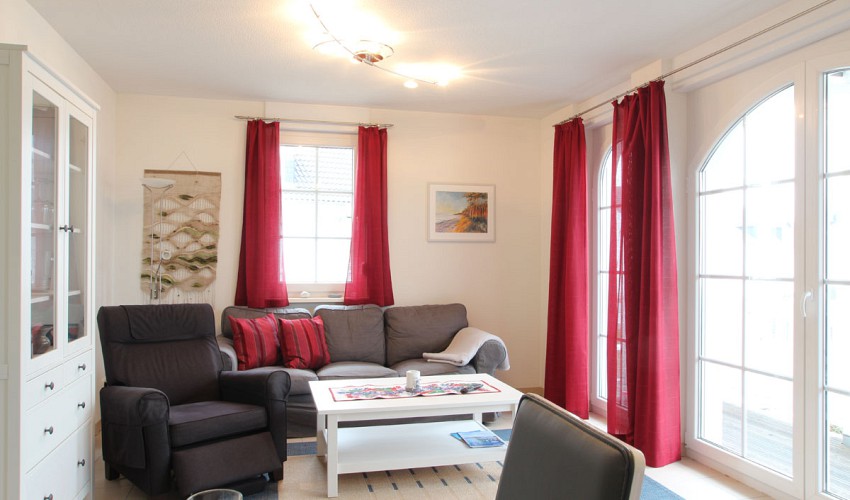 helles Wohnzimmer mit Balkon