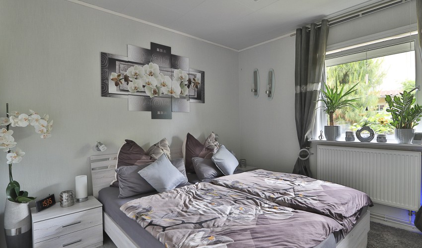 Schlafzimmer mit Doppelbett