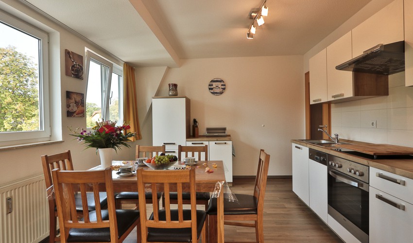 helle Küche mit moderner Ausstattung