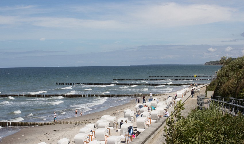 Badestrand und Steilküste
