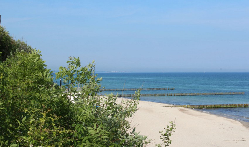 Naturstrand mit Steilküste