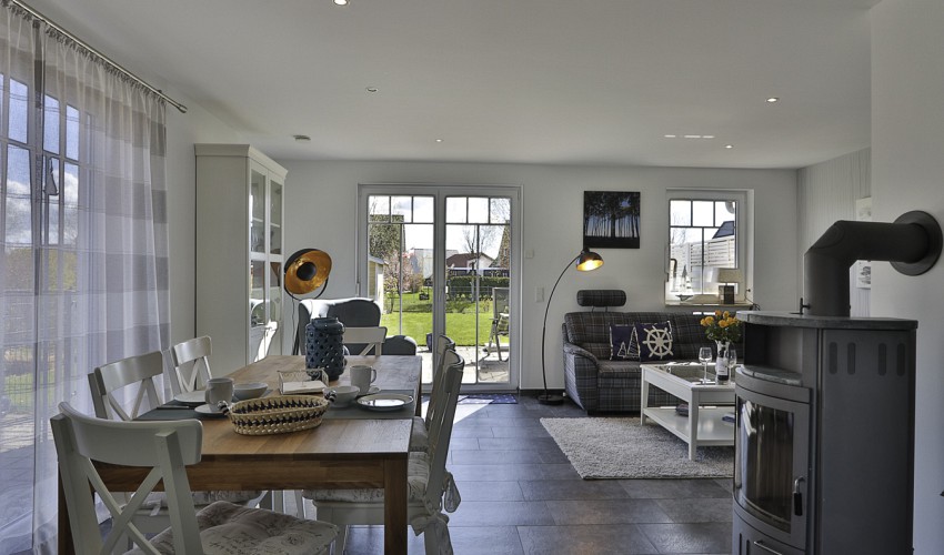 Wohnraum mit Esstisch und Kamin