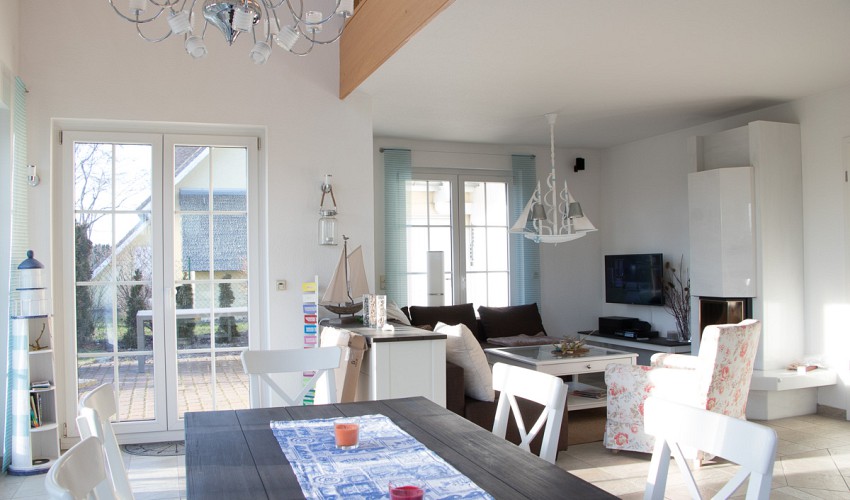 Esstisch mit Blick zum Kamin