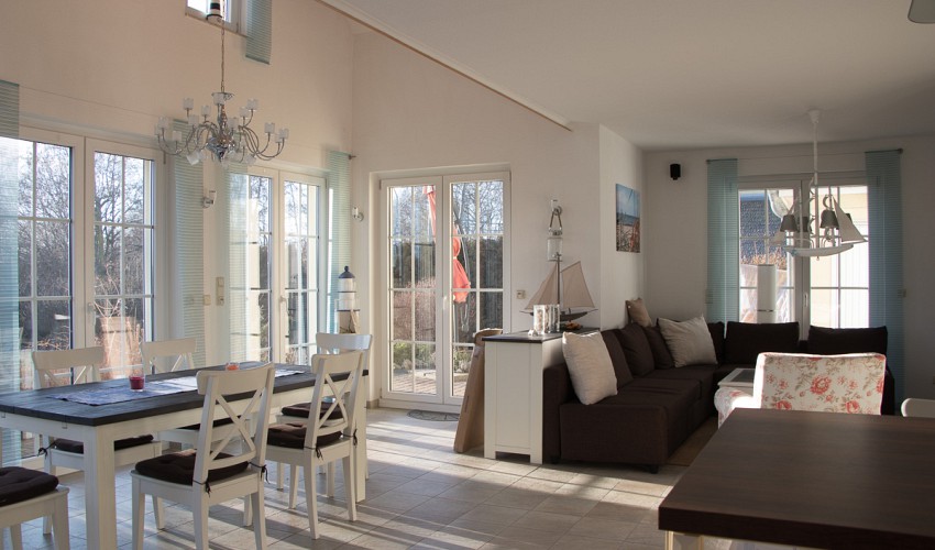 das geräumige Wohnzimmer