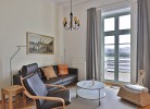 Sitzbereich mit Austritt auf den Balkon