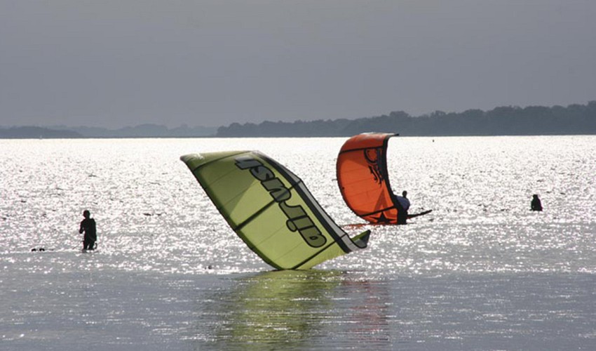 Kitesurfer auf dem Haff