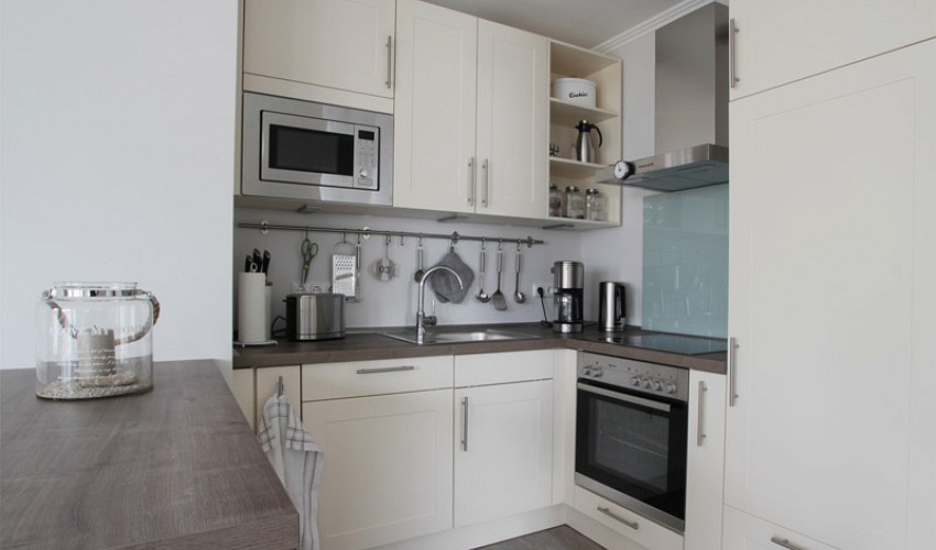 moderne, voll ausgestattete Küche