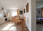 Blick zwischen Küche und Schlafzimmer