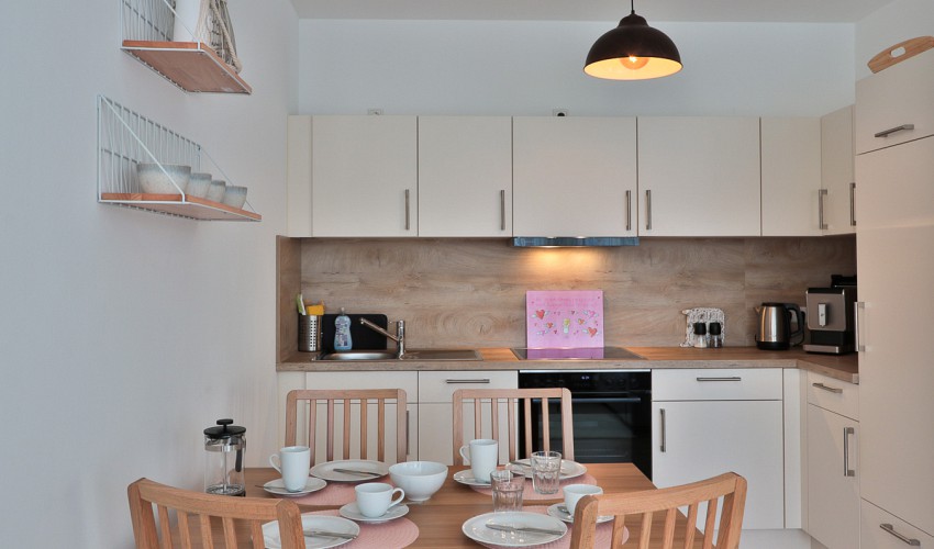 Esstisch vor der Küche