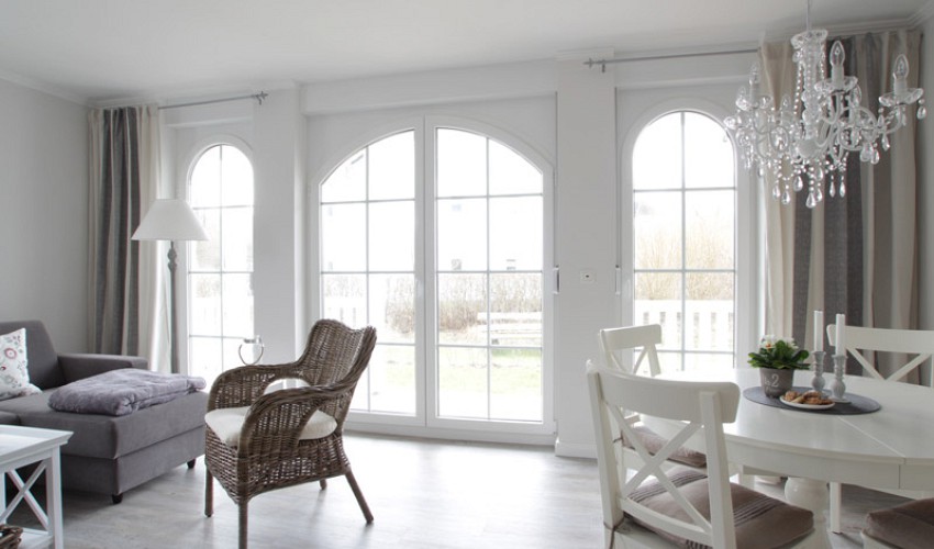 Blick durch den Raum zur Terrasse