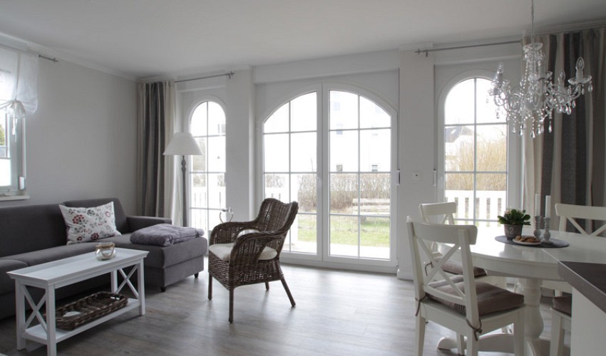 helles,geräumiges Wohnzimmer