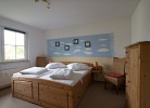 Schlafzimmer mit Doppelbett und Kinderbett
