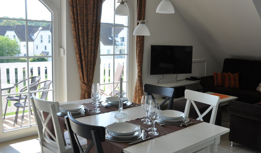 der Essbereich mit Zugang auf den Balkon