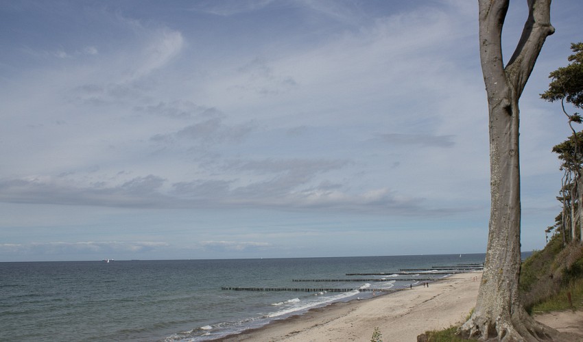 Naturstrand mit Steilküste