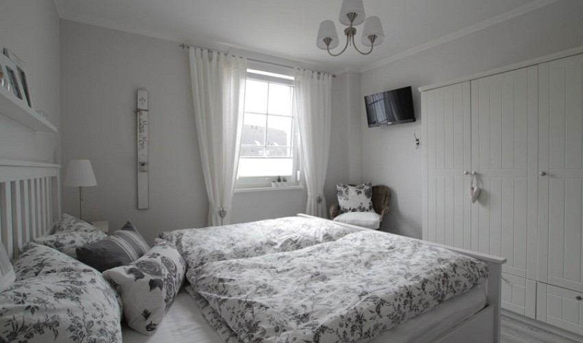 1. Schlafzimmer mit Kleiderschrank