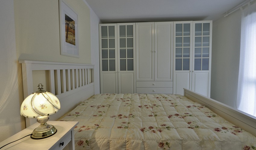 Schlafzimmer mit Doppelbett