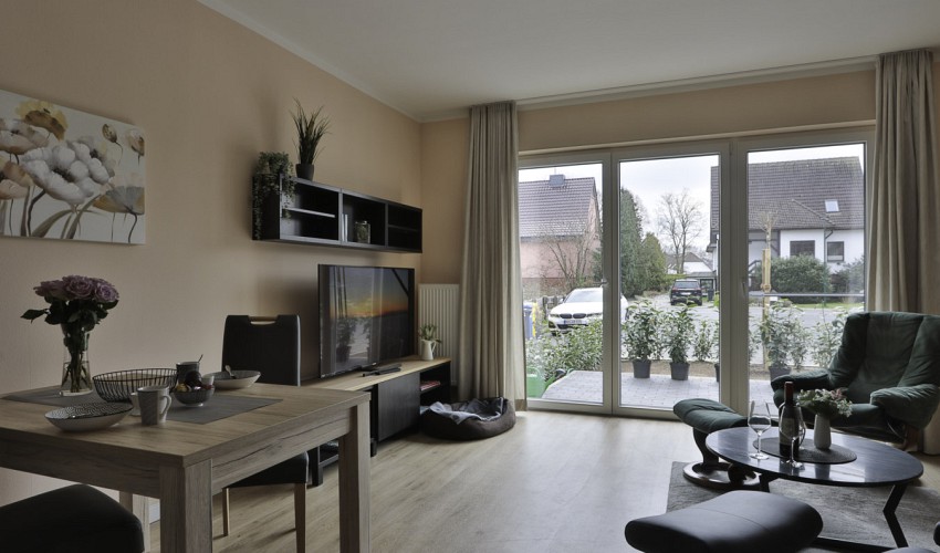 Wohnzimmer mit Blick auf die Terrasse