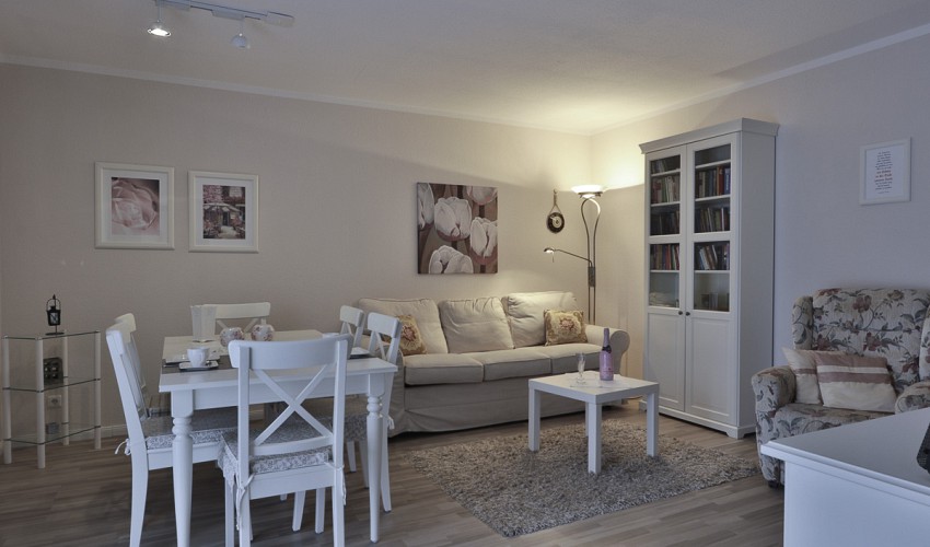 Wohnzimmer mit ausziehbarer Schlafcouch