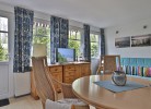 Esstisch mit Blick in den Garten