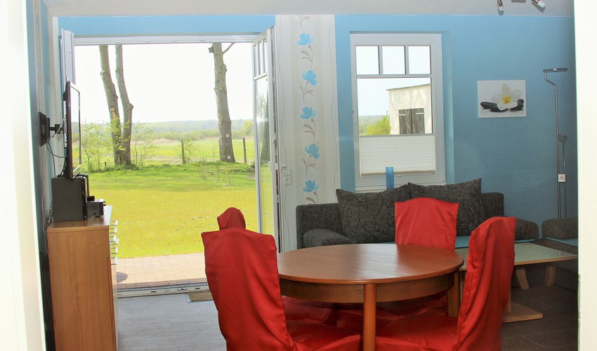 Wohnzimmer mit Zugang zur Terrasse