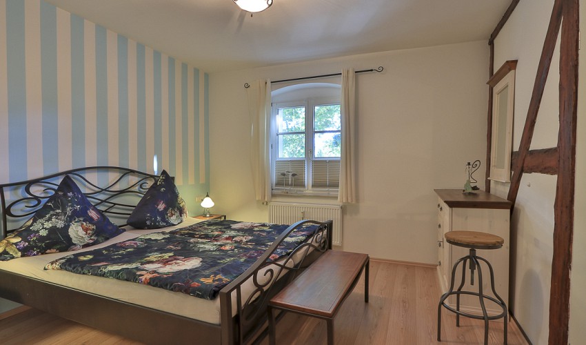 !. Schlafzimmer mit begehbarem Kleiderschrank