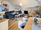 großzügiges Wohnzimmer