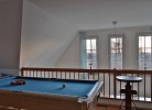 Blick über den Billardtisch ins Wohnzimmer