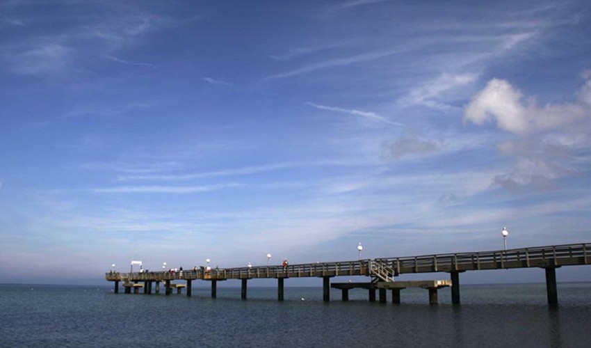 weit ragt die Seebrücke ins Meer, idealer Angelplatz