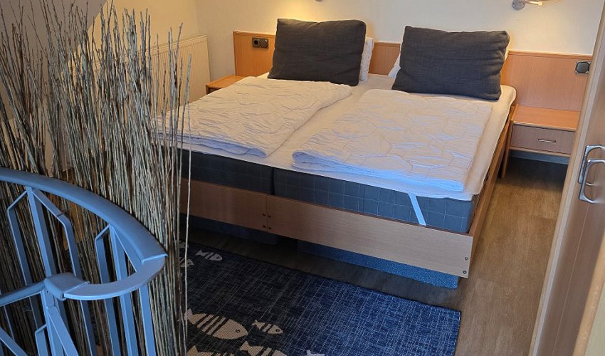 Doppelbett am Treppenaufgang