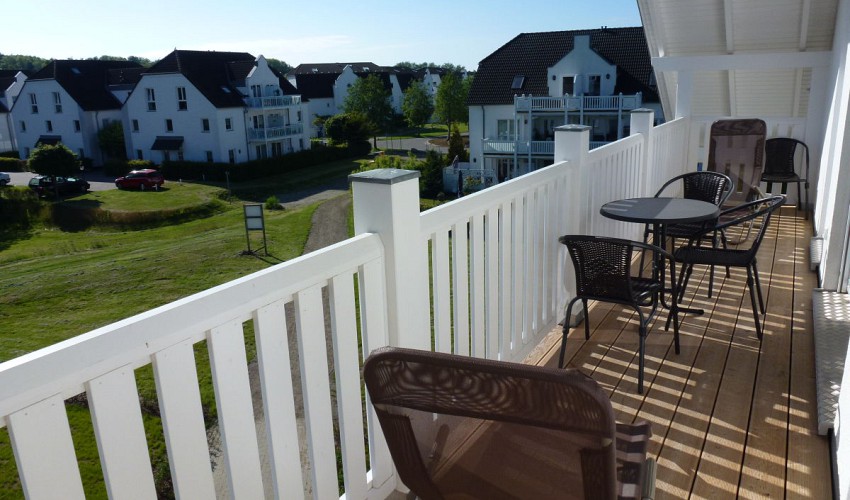 der 11 m² große Balkon mit Sonnenschirm