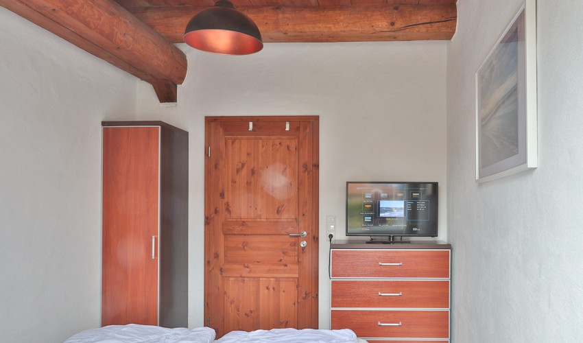 Kleiderschrank, Komode und TV