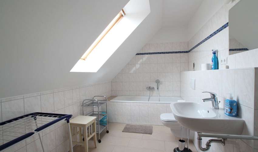 Bad mit Wanne im OG