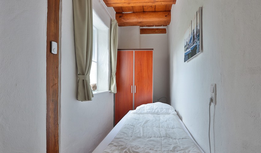 Schlafzimmer 3 mit Einzelbett + Kleiderschrank