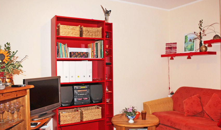 Wohnzimmer mit wandelbarer Couch zur Schlafgelegenheit