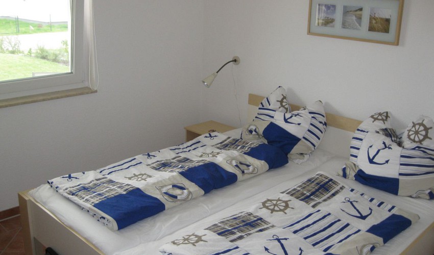 Schlafzimmer mit Doppelbett