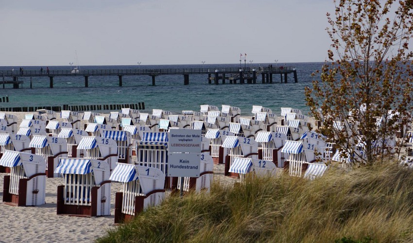 breiter Strand zwischen Seebrücke und Yachthafen