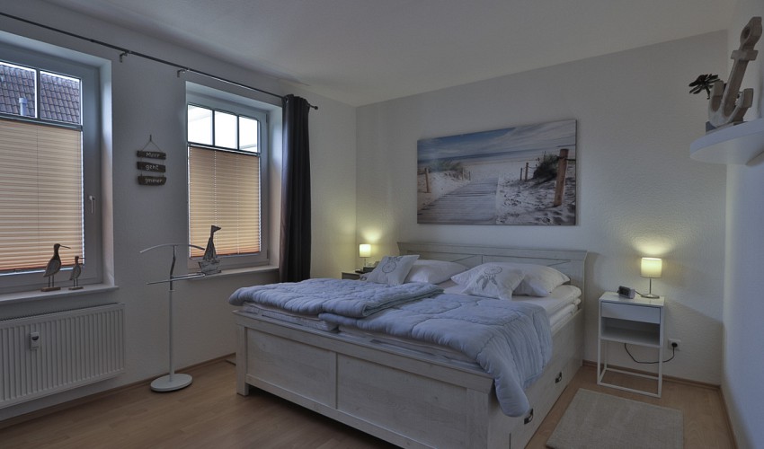 Schlafzimmer mit Doppelbett