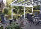 überdachte Terrasse mit Blick in den Garten