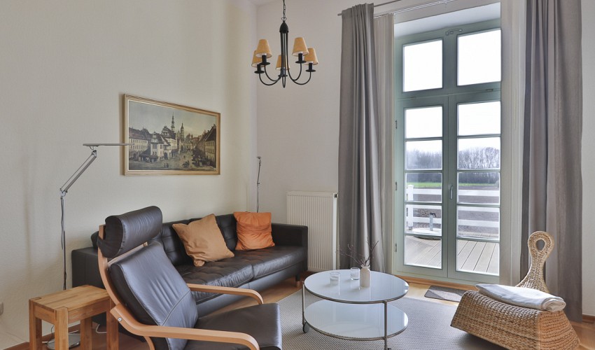 Sitzbereich mit Austritt auf den Balkon