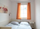 2. Schlafzimmer mit Rollbett