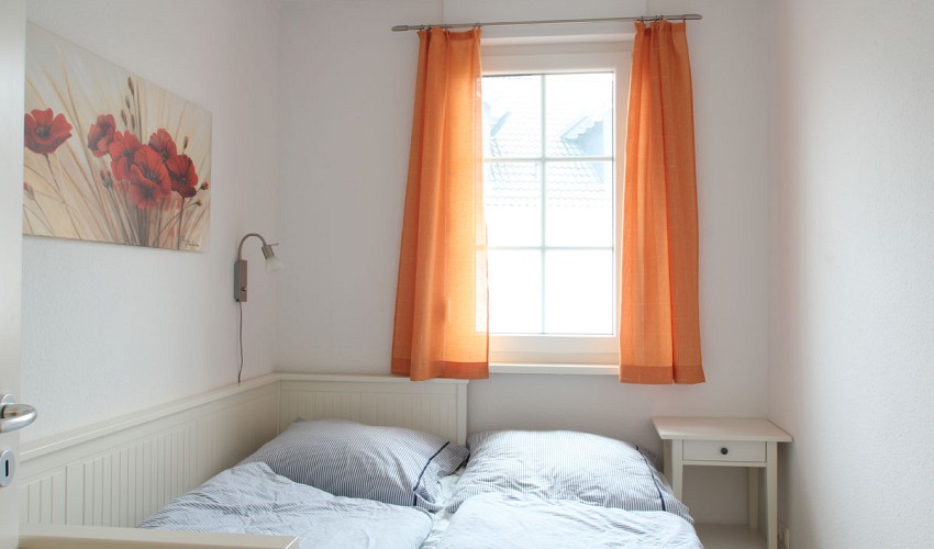 2. Schlafzimmer mit Rollbett
