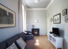 Wohnzimmer mit Elektrokamin und Blick in den Skulpturenpark