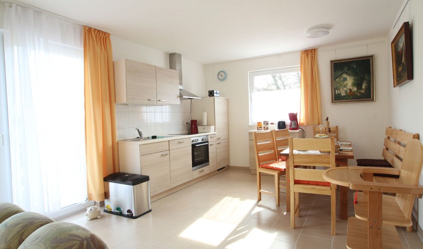 moderne Küche mit Zugang zur Terrasse