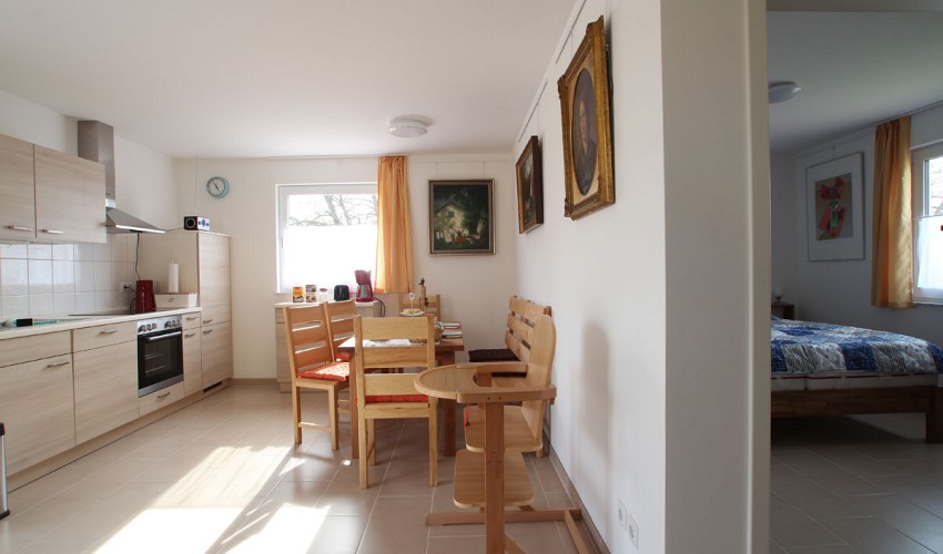 Blick zwischen Küche und Schlafzimmer