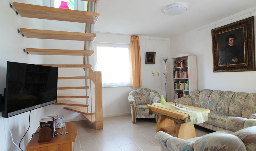 Sitzgruppe und Fernseher