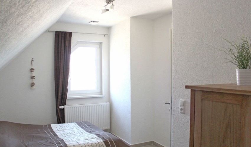 Schlafzimmer mit Doppelbett im OG